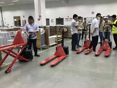 電動(dòng)高升程搬運(yùn)車交付使用，感謝廠家羅總親自跟客戶講解操作方法！